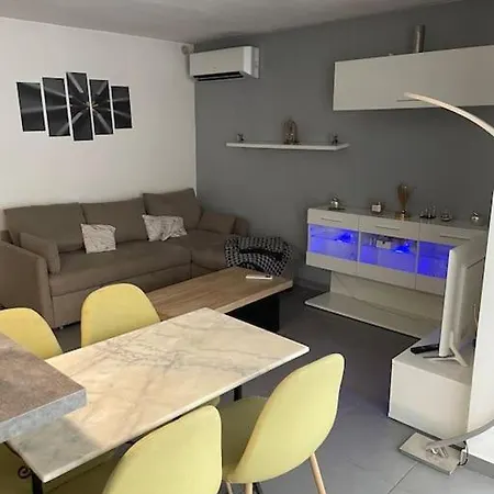 Διαμέρισμα Rez De Jardin Piscine Dans
